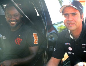Vagner Love com o piloto Nonô Figueiredo Flamengo (Foto: Richard Souza / Globoesporte.com)
