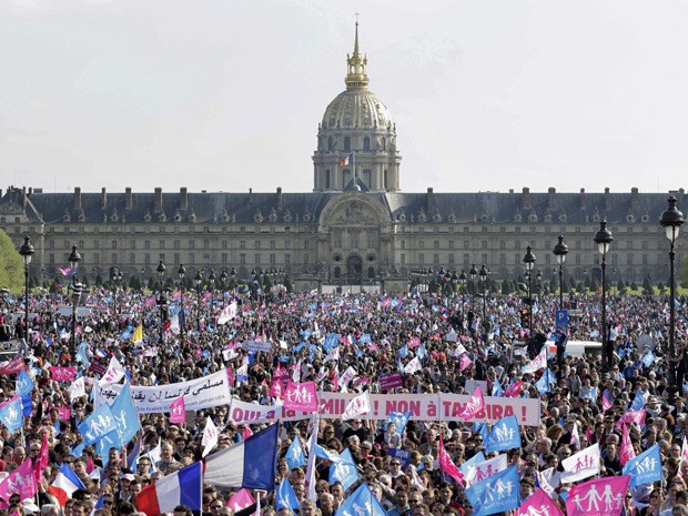 Protesto reuniu cerca de 50 mil manifestantes contra o casamento entre pessoas do mesmo sexo neste domingo (21), em Paris (Foto: Jacky Naegelen/Reuters)