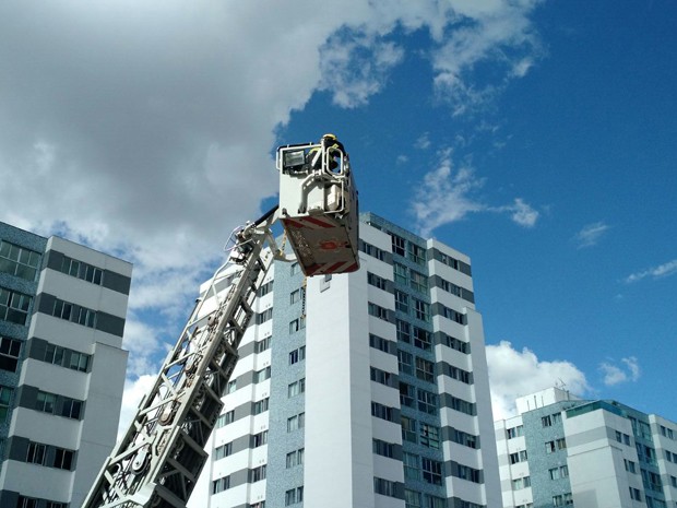 Bombeiros resgatam mulher que ficou pendurada do lado de fora de prédio (Foto: Corpo de Bombeiros/Divulgação)