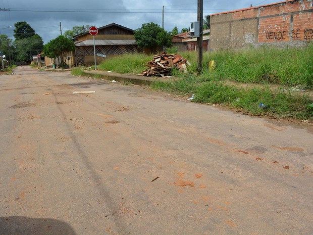 Local onde vítima caminhava e foi executada a tiros (Foto: Jeferson Carlos/ G1)