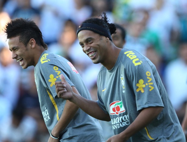 Ronaldinho e Neymar na Seleção (Foto: Mowa Press)