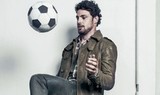 Cauã faz embaixadinhas e anda de skate em ensaio de moda (Jacques Dequeker / Divulgação)