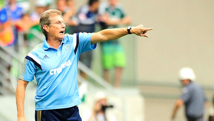 Oswaldo celebra alívio após vitória: 'Vamos vencendo obstáculos'