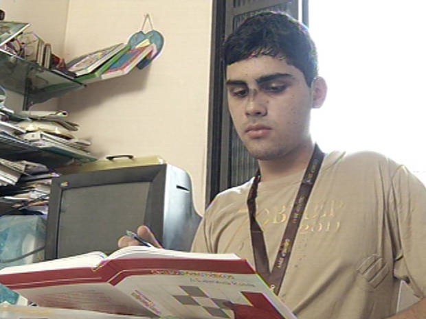 Andson Almeira, de 14 anos, recebeu medalha de ouro nas Olimpíadas de Matemática. (Foto: Reprodução/TV Liberal)