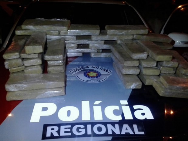 Três são presos com cerca de 50 quilos de maconha na Tamoios (Foto: Divulgação/ Polícia Militar)