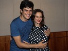 Mateus Solano e a mulher festejam estreia teatral em São Paulo