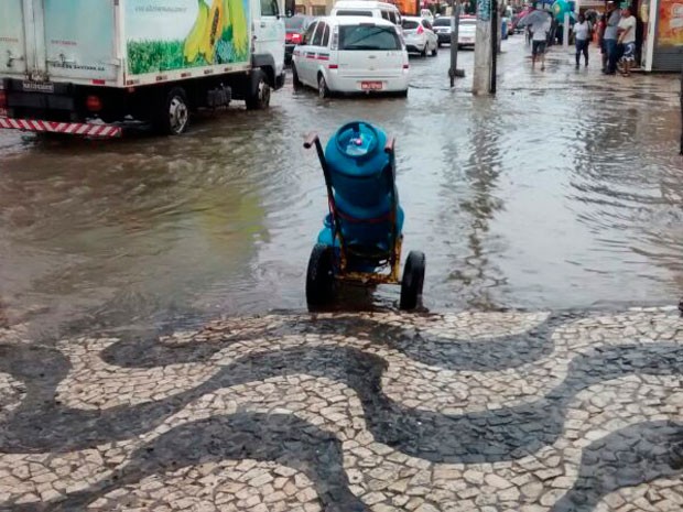 Rua perto do supermercado Bompreço, no Rio Vermelho, está completamente alagada (Foto: Natália Gomes/Arquivo pessoal)