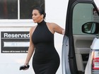 Grávida, Kim Kardashian mostra as curvas com vestido coladinho