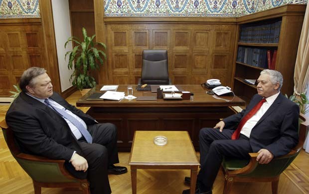  O líder do partido socialista Pasok, Evangelos Venizelos (à esquerda) se encontra com o líder do Esquerda Democrática, Fotis Kouvelis, nesta terça-feira (19), em Atenas (Foto: AFP)