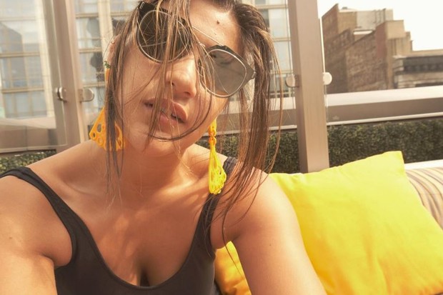 Giulia Costa de maiô em piscina em Nova York (Foto: Reprodução/Instagram)