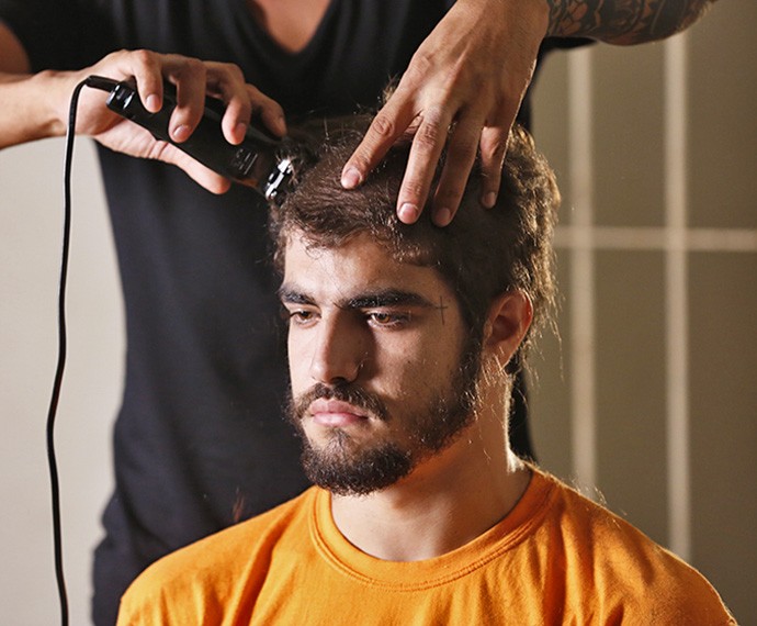 Caio Castro grava cena em que Grego tem o cabelo raspado (Foto: Ellen Soares/Gshow)