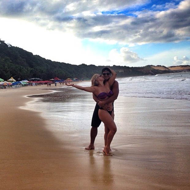 Carla Perez e Xanddy em praia em Natal (Foto: Instagram/ Reprodução)