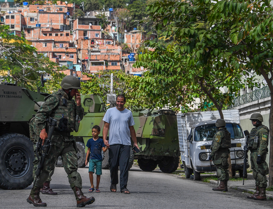 Exército em favela do no Rio (Foto: Apu Gomes/AFP) Exército em favela do no Rio (Foto: Apu Gomes/AFP)