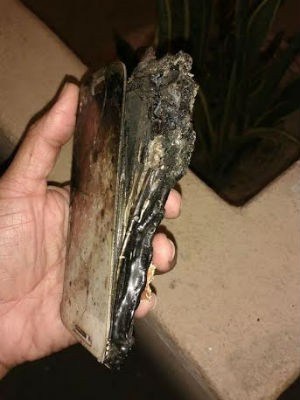 Celular ficou destruído após explodir em Feira de Santana (Foto: Arquivo pessoal)