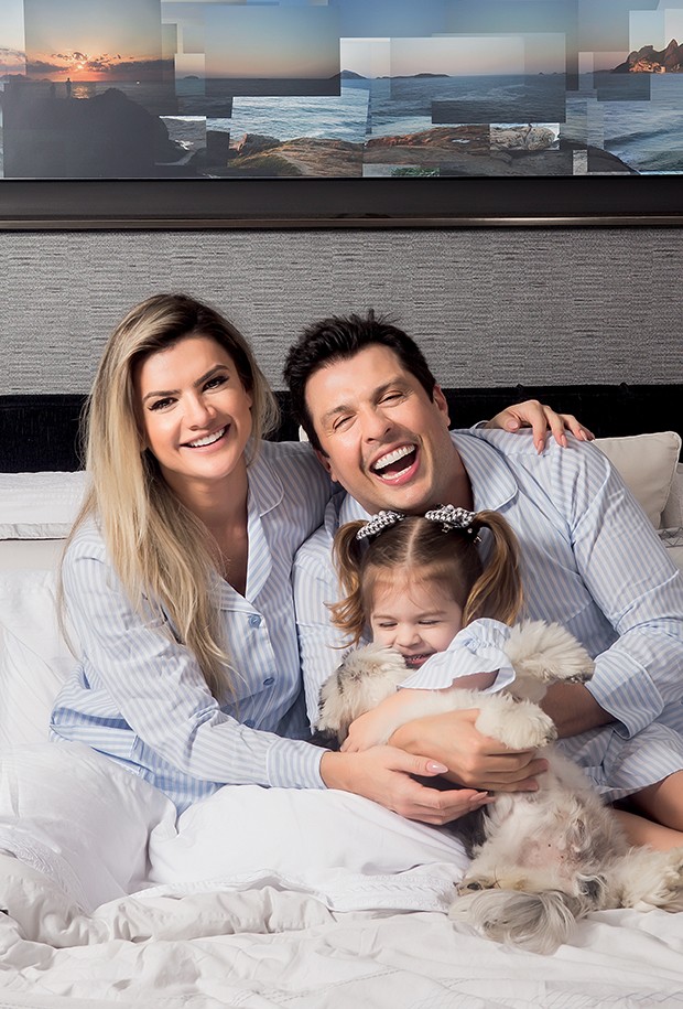  A família e o cachorro Pupi  fazem festa na cama: “Ela  é muito sorridente, como  eu, nas fotos”, conta Ceará   (Foto:  )