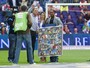 Ex-Fla, André Bahia se emociona com festa na despedida do Feyenoord