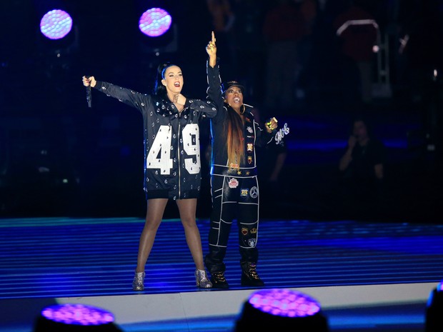 Katy Perry canta com Missy Elliott no Super Bowl em Glendale, no Arizona, nos Estados Unidos (Foto: Christopher Polk/ Getty Images/ AFP)