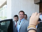 Sorridente, Arnold Schwarzenegger deixa hotel no Rio