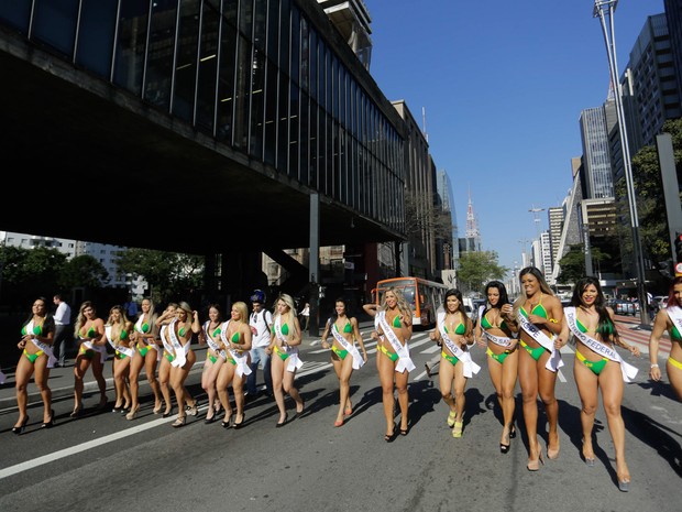 Candidatas ao título de Miss Bumbum 2015 realizam ação na avenida Paulista, em São Paulo, para a divulgação do evento, que será realizado em novembro (Foto: Nelson Antoine/Frame/Estadão Conteúdo)