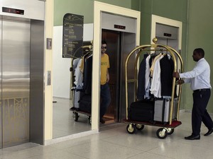 Funcionário no hoel Capri (Foto: Franklin Reyes/Associated Press)