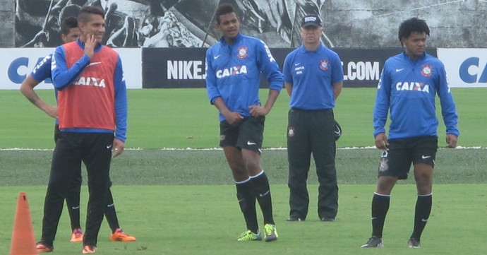 Romarinho treina, mas Mano mantém mistério no Timão para o clássico