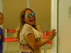 Sorridente, Susana Vieira embarca em aeroporto do Rio