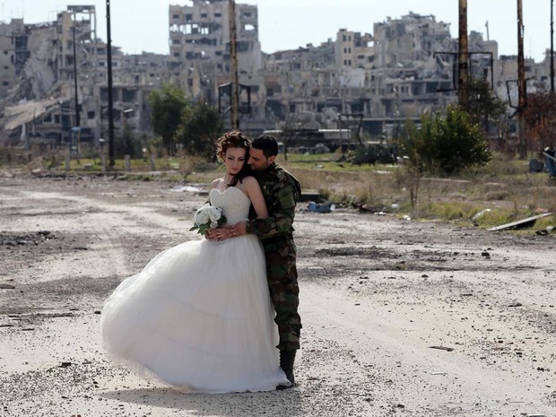 Recém-casados fazem fotos em Homs, cidades destruída pela guerra na Síria (Foto: JOSEPH EID / AFP)