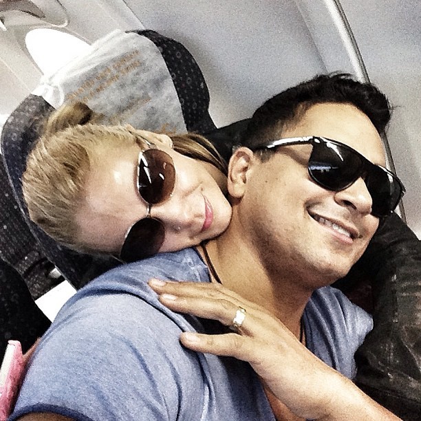 Xanddy e Carla Perez trocam carinhos em avião (Foto: Instagram)