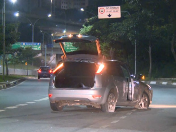 Um dos carros que participavam da corrida na Avenida Moreira Guimarães, em SP, bateu (Foto: TV Globo/Reprodução)