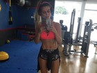 Flávia Viana exibe barriga sarada e faz desafio fitness a seguidores