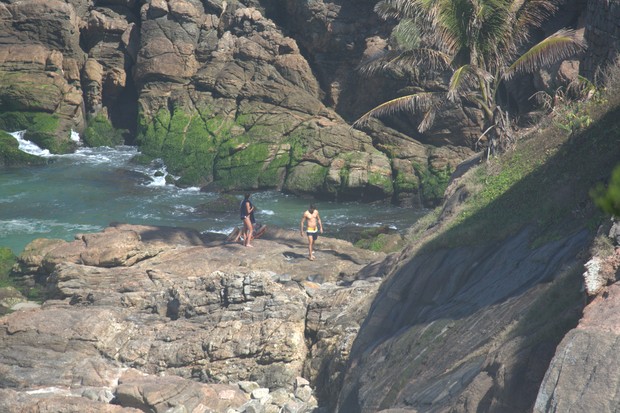 Cauã com a namorada na praia da Joatinga no Rio de Janeiro (Foto: AGNEWS )