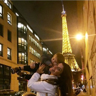 Joana Balaguer e filho em Paris (Foto: Reprodução/Instagram)