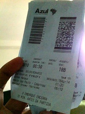 Romário fotografou o bilhete com o horário de saída do voo (Foto: Romário Belém/VC no G1)