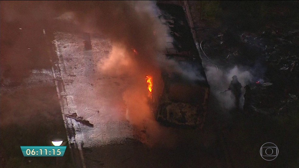 Ônibus incendiado no protesto (Foto: Reprodução/TV Globo)
