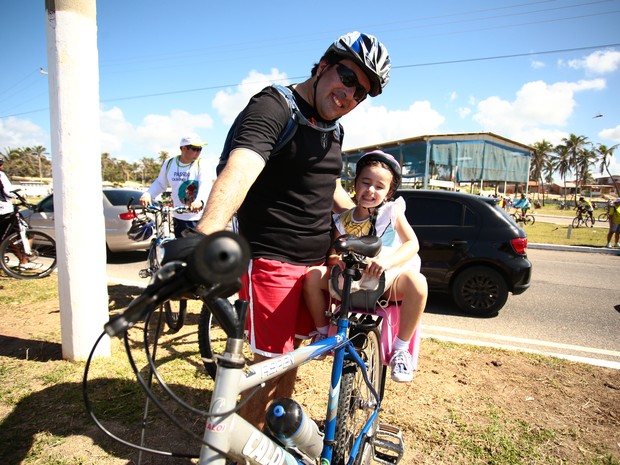 Medeiros trouxe sua filha para o passeio que, por ainda ser pequena, ficou em uma cadeira para crianças na bicicleta do pai. (Foto: Jonathan Lins/G1)