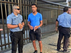 Chris Kamara ajudou a capturar ladrão no Rio (Foto: Reprodução Twitter)