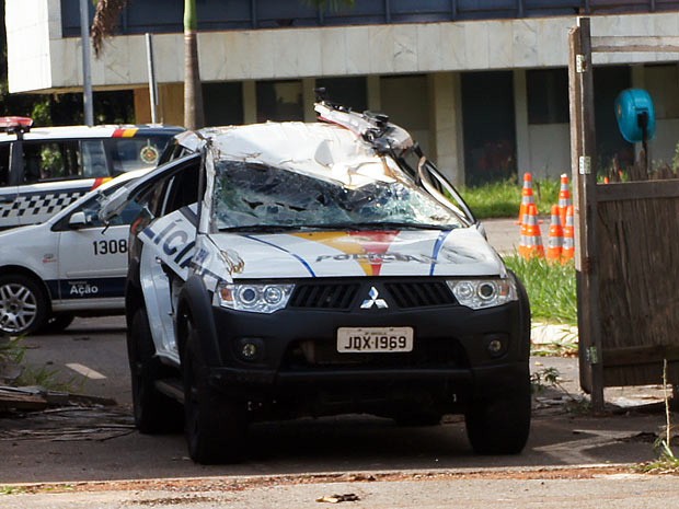 Viatura do batalhão da PM localizado no Setor de Administração Municipal (SAM), centro de Brasília, tem sinais de capotagem (Foto: Ricardo Moreira/G1)