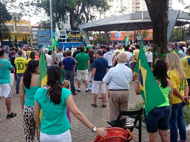 Manifestantes se reuníram na Praça da Matriz, em Tatuí, para protestar contra o governo federal  (Foto: Caio Silveira/G1)