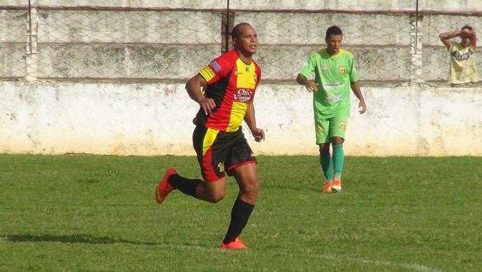 Aloísio Chulapa, atacante do Sport Atalaia (Foto: Leonardo Freire/GloboEsporte.com)