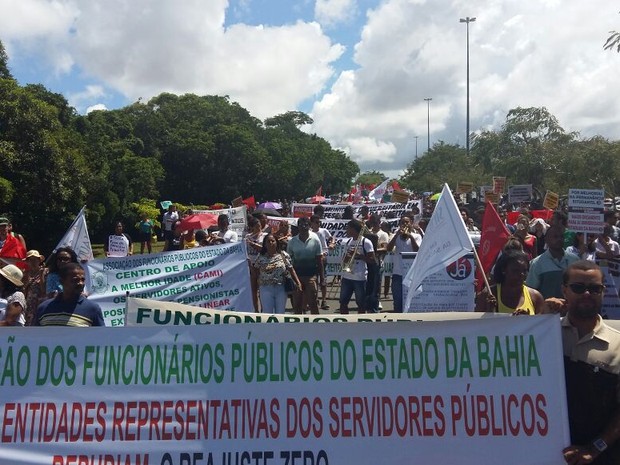 Caminhada de servidores estaduais em Salvador (Foto: Jéssica Smetak/TV Bahia)