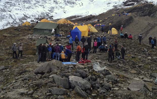 Feridos são socorridos após acidente neste domingo (23) no Monte Manaslu, no Nepal (Foto: AP)
