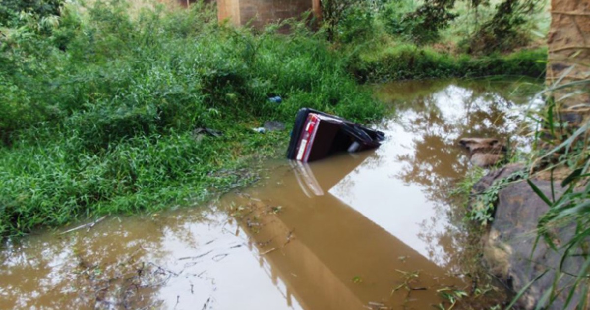 G1 Carro cai em rio em Itambé acidente mata pai e filho de oito anos