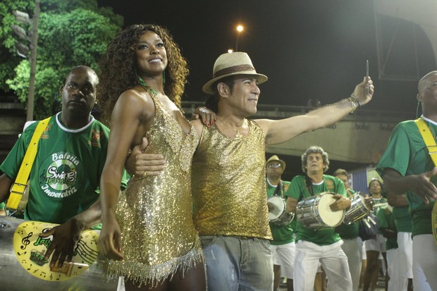 Cris Vianna samba ao lado de Emílio Santiago (Foto: Raphael Mesquita/Photo Rio News)