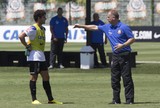 Em primeiro treino, Pato recebe atenção especial de Mano Menezes