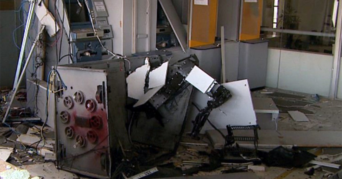 Suspeitos explodem caixa eletrônico e deixam explosivos em ... - Globo.com