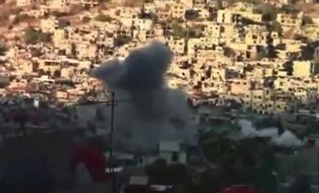 Reprodução de vídeo mostra fumaça saindo de edifícios atacados por tropas sírias perto da capital. (Foto: AFP) Reprodução de vídeo mostra fumaça saindo de edifícios atacados por tropas sírias perto da capital. (Foto: AFP)