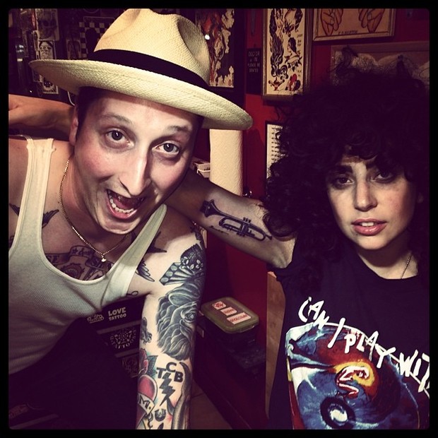 Com amigo, Lady Gaga exibe nova tatuagem (Foto: Instagram/ Reprodução)