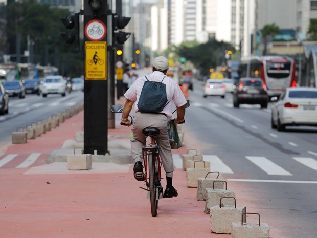 Ciclista é flagrado pedalando na futura ciclovia da Avenida Paulista (Foto: Nelson Antoine/Frame/Estadão Conteudo)