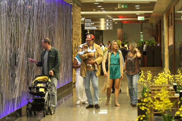 Luciano Zafir com seu filho e namorada no Shopping (Foto: Wallace Barbosa/AgNews)