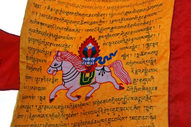 O “Cavalo de Vento” é a figura central das bandeiras de prece do budismo tibetano (Foto: Haroldo Castro/ÉPOCA)